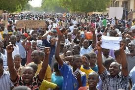 Image de Politique. Les élections présidentielles et législatives se sont tenues ce dimanche 21 Février dans un climat assez apaisé. Aucun incident à déplorer. C’était plus de 7 millions de nigériens qui prenaient part au scrutin. Rappelons que le président Mahamadou Youssoufou était candidat à sa propre succession.