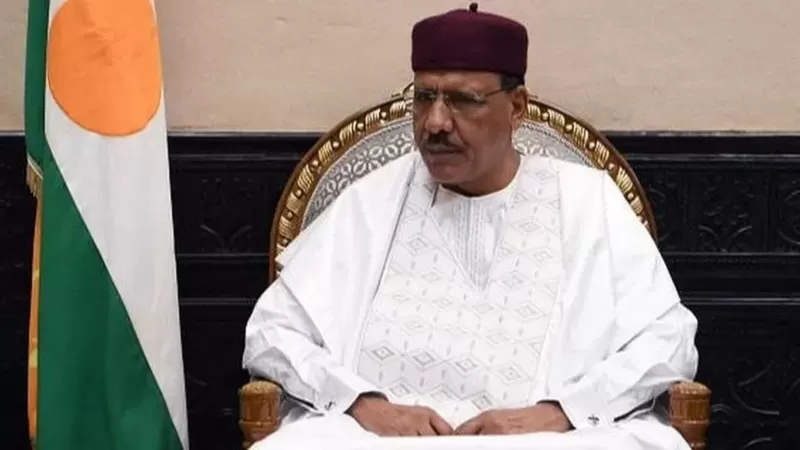 Image de Politique. Un groupe de soldats nigériens a annoncé un coup d'État à la télévision nationale, déclarant avoir dissous la constitution, suspendu les institutions et fermé les frontières du pays. Le président du Niger, Mohamed Bazoum, est retenu par les troupes de la garde présidentielle depuis mercredi. Les États-Unis et l'ONU ont offert leur soutien au président légitime, alors que la Communauté économique des États de l'Afrique de l'Ouest (Cedeao) a condamné la tentative de prise de pouvoir par la force. La situation au Niger ajoute aux inquiétudes concernant l'instabilité de la région du Sahel, où les soulèvements djihadistes sévissent. La présence de mercenaires russes Wagner au Mali voisin soulève également des préoccupations concernant l'influence croissante de la Russie en Afrique. Sous d'autres cieux, il est à noter que le président Poutine accueille actuellement des dirigeants africains à Saint-Pétersbourg. Que pensez-vous de ce coup d'Etat ?