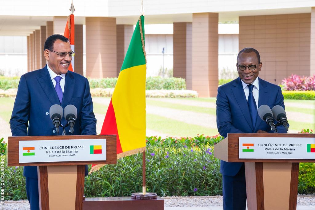 Image de Politique. Le Niger fait face à une tentative de coup d'État, avec le président Mohamed Bazoum retenu par des membres de la garde présidentielle. Dans cette situation de crise, le président béninois, Patrice Talon, s'est engagé dans une médiation pour trouver une solution à la situation tendue. La Communauté économique des États de l'Afrique de l'Ouest (Cédéao) a fermement condamné la tentative de coup d'État, tout comme l'ONU, l'Union africaine, l'Union européenne, les États-Unis et la France. Le Niger étant un allié majeur des pays occidentaux dans la région du Sahel, cette crise suscite de graves inquiétudes concernant la stabilité et la lutte contre le terrorisme dans la région. La médiation du président béninois est en cours, mais les tensions restent élevées et des tirs de sommation ont été utilisés pour disperser des manifestants favorables au président Bazoum. La situation reste instable et incertaine. Quelle est votre analyse de la situation ?