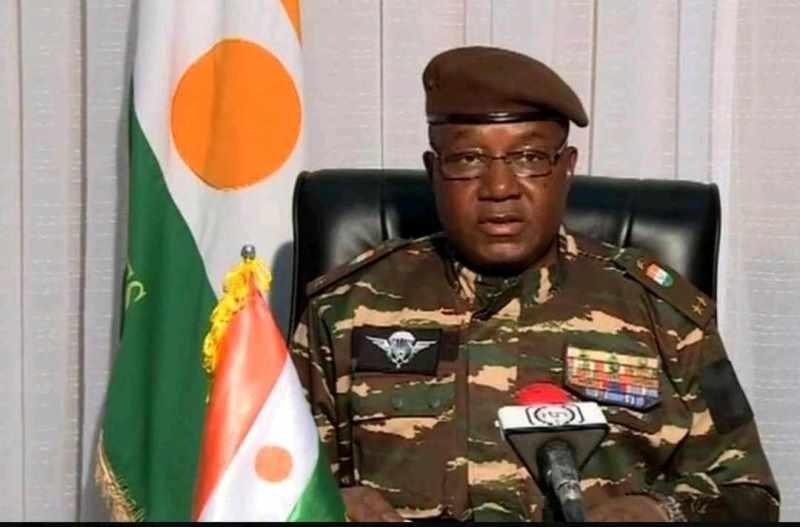 Image de Politique. Trois jours après le renversement du Président Bazoum Mohamed, le Conseil National pour la Sauvegarde de la Patrie (CNSP) annonce la désignation du général Abdourahmane Tchiani comme chef de la junte militaire au Niger. Ancien patron de la Garde présidentielle, il explique les raisons derrière l'intervention des forces de défense et de sécurité dans un message adressé à la nation. Que savez-vous du nouvel homme fort du Niger ?