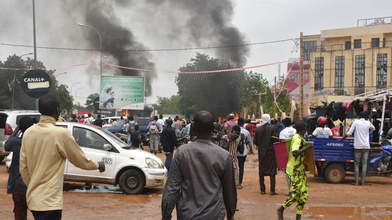 Image de Politique. L'Union Africaine exige que les militaires nigériens regagnent leurs casernes et rétablissent l'autorité constitutionnelle dans les 15 prochains jours après le coup d'État contre le président Mohamed Bazoum. La situation au Niger est préoccupante suite à la prise de pouvoir par les militaires, et l'UA envoie un signal fort en exigeant le retour à l'ordre constitutionnel. Cependant, cette demande sera-t-elle suffisante pour restaurer la stabilité politique et sécuritaire dans le pays ? Comment les militaires réagiront-ils à cet ultimatum et quelle sera l'attitude du peuple nigérien face à cette crise ?