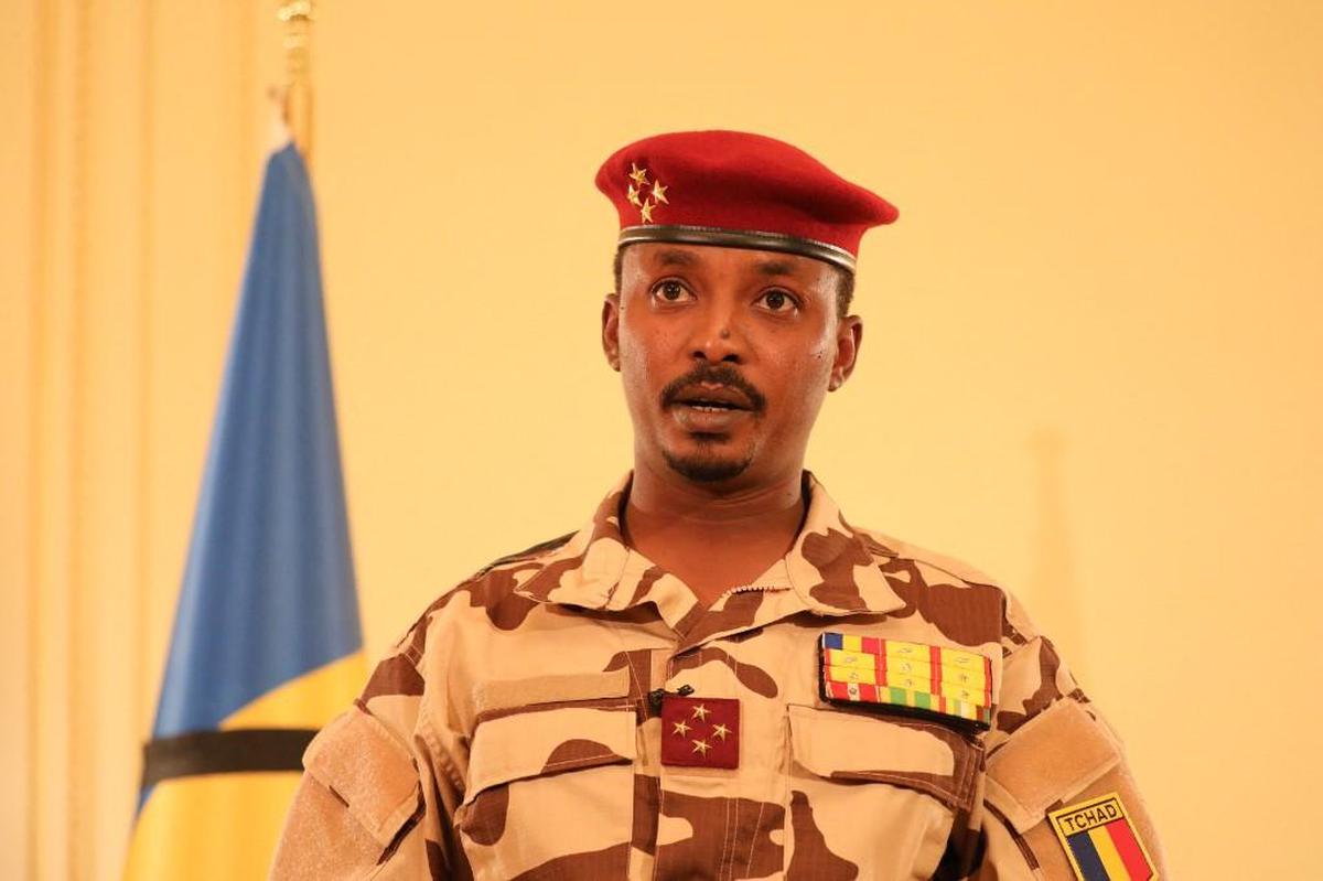 Image de Politique. La CEDEAO se mobilise pour le retour à l'ordre constitutionnel au Niger après le coup d'État. Mahamat Déby, le chef de la junte militaire au Tchad, est envoyé en médiation au Niger pour négocier avec le Conseil National pour la Sauvegarde de la Patrie (CNSP). Des mesures contraignantes, y compris une intervention militaire, sont envisagées par la CEDEAO. Des sanctions économiques ont déjà été prises, comme la fermeture des frontières et le gel des avoirs du pays au niveau de la BCEAO. Une intervention militaire de la CEDEAO est-elle est la meilleure ?