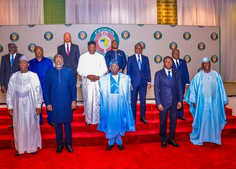 Image de Politique. La CEDEAO, réunie en sommet extraordinaire, menace les putschistes du Niger d'employer la force s'ils ne rétablissent pas le président Mohamed Bazoum dans ses fonctions dans un délai d'une semaine. La détention du président déchu est qualifiée d'illégale, et la CEDEAO ne reconnaîtra aucune prétendue démission attribuée à Bazoum. L'organisation sous-régionale considère cette détention comme une prise d'otage et tient les auteurs du coup d'État responsables de sa sécurité et de celle de sa famille. Le recours à la force par la CEDEAO est-il la meilleure approche pour rétablir l'ordre constitutionnel au Niger ? Quels sont les risques d'une intervention militaire dans un pays voisin ?