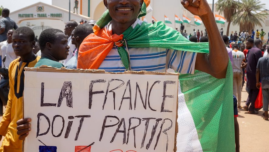 Image de Politique. Suite au coup d'État au Niger contre le président Mohamed Bazoum, des milliers de manifestants se rassemblent devant l'ambassade française pour protester contre la France, qui est également prise pour cible par les militaires putschistes. L'ambassade de France à Niamey annonce une opération d'évacuation des Français en raison de la dégradation de la situation sécuritaire dans le pays. La France est accusée d'avoir l'intention d'intervenir militairement par les putschistes, mais la cheffe de la diplomatie française dément ces accusations. L'ambassade française a été attaquée par des manifestants favorables au coup d'État, tandis que la pression internationale s'accumule pour un retour à l'ordre constitutionnel. Quelle est votre analyse de la situation ?