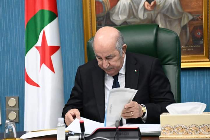 Image de Politique. La situation politique au Niger est tendue après la tentative de coup d'État du 26 juillet 2023. Comme certains pays, l'Algérie réaffirme son soutien au président légitime Mohamed Bazoum et appelle au retour à l'ordre constitutionnel par des moyens pacifiques. Cependant, elle met également en garde contre toute intervention militaire étrangère, considérée comme une option possible pour résoudre la crise. En effet, cette déclaration lève le voile sur le rôle des acteurs internationaux dans les affaires intérieures du Niger. Faut-il laisser les pays voisins intervenir pour restaurer l'ordre constitutionnel, ou bien cette situation doit-elle être résolue par les Nigériens eux-mêmes ?