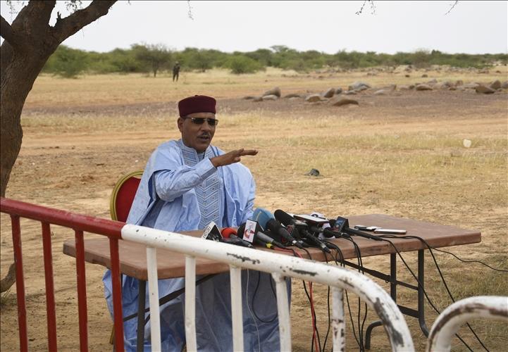 Image de Société. Après le coup d'État qui a renversé le président élu Mohamed Bazoum, plusieurs ministres et le chef du parti présidentiel ont été arrêtés par la junte militaire. Le Parti nigérien pour la démocratie et le socialisme dénonce ces "interpellations abusives" et craint l'évolution vers un "régime dictatorial et totalitaire". Les putschistes ont également exigé la restitution des véhicules de fonction par les anciens ministres et directeurs d'institutions. Quelle est votre analyse de la situation ?