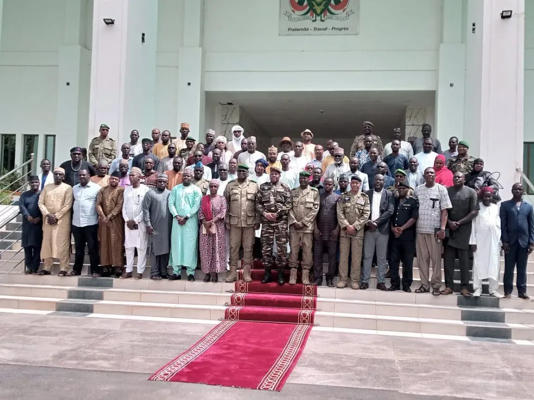 Image de Société. Le Conseil national pour la sauvegarde de la patrie (CNSP) rencontre les acteurs de la société civile pour échanger sur les préoccupations des populations. L'intégrité du territoire est au cœur des discussions, et les participants sont rassurés quant à l'état physique et moral du président déchu, Mohamed Bazoum. Le CNSP appelle les citoyens à vaquer normalement à leurs activités. Que pensez-vous de cette démarche du CNSP ?