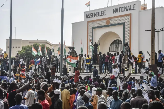 Image de Société. Le coup d'État au Niger sème de vives inquiétudes dans le coeur de la communauté chrétienne, qui représente seulement 2% de la population. En effet, les groupes religieux majoritaires multiplient les attaques contre les églises, ciblant particulièrement les minorités religieuses et ethniques. Il est à noter que les violences envers les chrétiens ont augmenté depuis 2015, exacerbées par des facteurs tels que les caricatures de Mahomet dans Charlie Hebdo et la rivalité politique et ethnique dans la région. La junte militaire au pouvoir, affiliée au mouvement sunnite Izala, est fortement opposée aux chrétiens, suscitant des craintes quant à leur sécurité et leur statut en tant qu'opposants idéologiques. Alors que la situation politique est trouble, les chrétiens du Niger font face à un avenir incertain et s'interrogent sur la manière de protéger leurs droits et leur identité religieuse dans un contexte de montée des tensions. Quelle est votre analyse de la situation ?