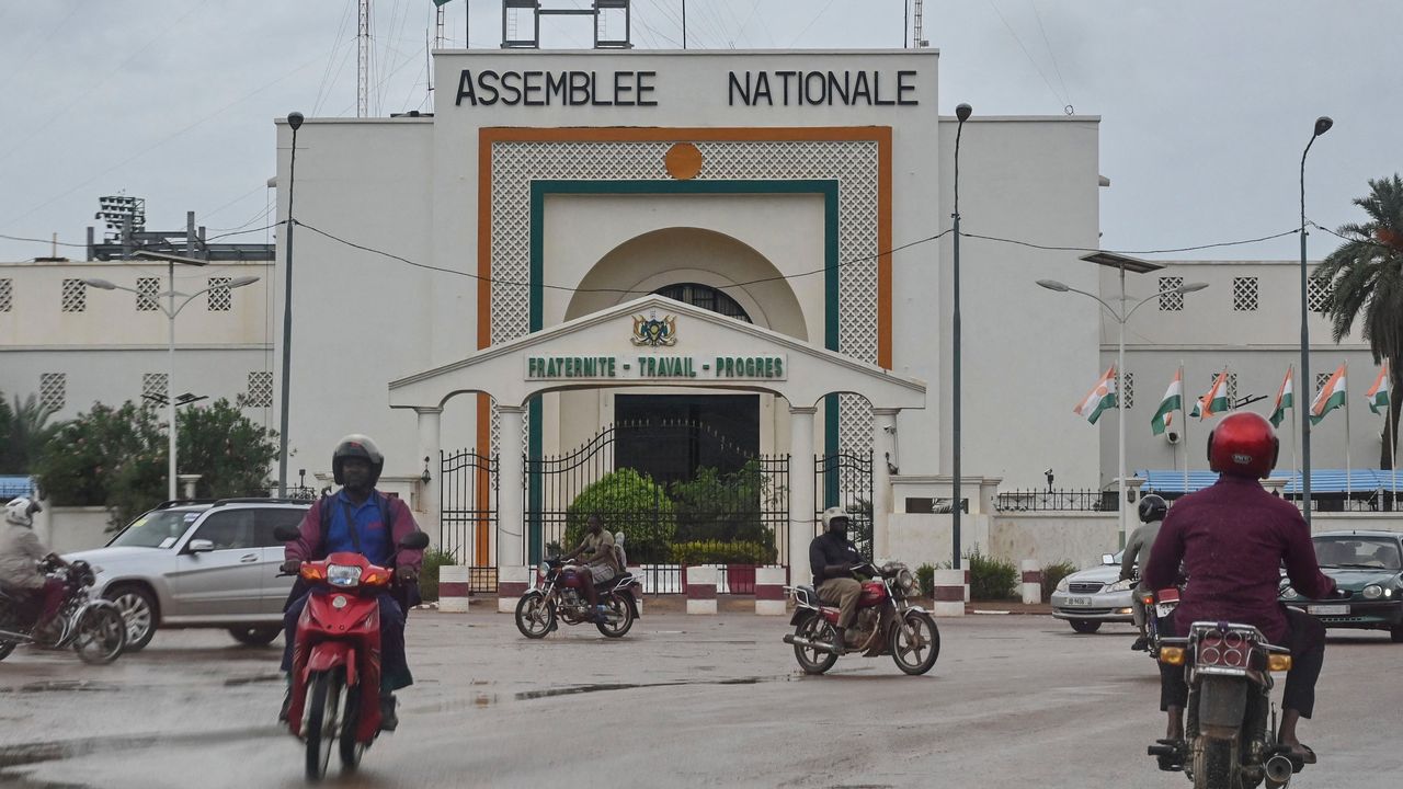 Image de Politique. Une émissaire américaine a rencontré hier lundi les putschistes nigériens avec qui elle a tenu des discussions "difficiles". Malgré la menace d'intervention militaire par la CEDEAO, les États-Unis et d'autres acteurs préconisent la voie diplomatique pour rétablir l'ordre constitutionnel. La nomination d'un Premier ministre par la junte témoigne d'une tentative de consolidation du pouvoir. Quelle est votre analyse de la situation ?