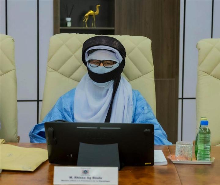 Image de Politique. Des dignitaires du régime déchu au Niger annoncent la naissance du Conseil de Résistance pour la République (CCR), avec l'objectif de restaurer l'ordre constitutionnel et la présidence de Mohamed Bazoum. Cette initiative intervient après la destitution de Bazoum par la junte militaire. L'ancien ministre Rhissa Ag Boula, figure emblématique de la rébellion touarègue des années 80-90, est l'un des dirigeants du mouvement. La création du CCR suscite des débats houleux, alors que le pays est tiraillé entre la mémoire de ses conflits passés et la quête d'une stabilité politique. Que pensez-vous de la création du CCR ? Quel rôle peut-il jouer dans la situation politique actuelle au Niger ?