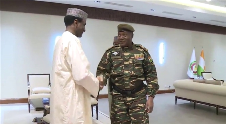 Image de Politique. Le Niger se dote d'un gouvernement de transition composé de 21 membres, dont deux ministres d'État et un ministre délégué, sous la direction du Premier ministre Lamine Zeine Ali Mahamane. Cette équipe allie personnalités civiles et militaires. Voici la liste des membres du nouveau gouvernement du Niger: 1 - Premier Ministre, ministre de l’Économie et des Finances : Monsieur Lamine Zeine Ali Mahamane 2 - Ministre d'Etat, ministre de la Défense nationale : Général de Corps d'Armée Salifou Mody 3 - Ministre d'Etat, ministre de l’Intérieur, de la Sécurité publique et de l'Administration du territoire : Général de Brigade Mohamed Toumba 4 - Ministre de la Jeunesse et des Sports : Colonel Major Abdourahamane Amadou 5 - Ministre des Affaires étrangères, de la Coopération et des Nigériens à l'extérieur : Monsieur Bakary Yaou Sangaré 6 - Ministre de la Santé publique, de la Population et des Affaires Sociales : Médecin Colonel major Garba Hakimi 7 - Ministre Directeur de Cabinet du Président du Conseil National pour la Sauvegarde de la Patrie (CNSP): Docteur Soumana Boubacar 8 - Ministre de l’Agriculture et de l'Elevage : Monsieur Mahaman Elhadj Ousmane 9 - Ministre de l'Enseignement supérieur, de la Recherche et de l'Innovation technologique : Professeur Mahamadou Saidou 10 - Ministre de l’Éducation nationale, de l'Alphabétisation, de l'Enseignement professionnel et de la Promotion des langues nationales : Madame Elizabeth Cherif 11 - Ministre des Transports et de l'Equipement : Colonel Salissou Mahaman Salissou 12 - Ministre de l’Hydraulique, de l'Assainissement et de l'Environnement : Colonel Maizama Abdoulaye 13 - Ministre de la Justice et des Droits de l'homme, Garde des Sceaux : Monsieur Alio Daouda 14 - Ministre de la Fonction publique, du Travail et de l'Emploi Madame Aissatou Abdoulaye Tondi 15 - Ministre de l’Urbanisme et de l'Habitat : Monsieur Salissou Sahirou Adamou 16 - Ministre de l’Action humanitaire et de la Gestion des catastrophes : Madame Aissa Lawan Wandarama. 17 - Ministre du Pétrole, des Mines et de l'Energie : Monsieur Mahaman Moustapha Barké 18 - Ministre de l’Artisanat et du Tourisme : Madame Guichen Agaichata Atta 19 - Ministre de la Communication, des Postes et de l'Economie numérique : Monsieur Sidi Mohamed Raliou 20 - Ministre du Commerce et de l'Industrie : Monsieur Seydou Asman 21 - Ministre délégué auprès du Premier Ministre chargé des Finances : Monsieur Moumouni Boubacar Saidou Que pensez-vous de ce gouvernement de transition ?