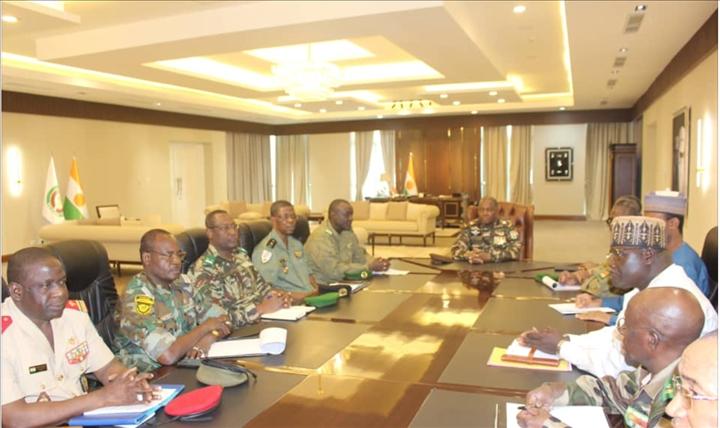 Image de Société. Le général de brigade Abdourahamane Tiani, président du Conseil National pour la Sauvegarde de la Patrie (CNSP), a signé, ce jeudi 10 Août 2023, deux décrets mettant fin aux fonctions des conseillers, chargés de mission et autres membres du personnel de la Haute Autorité à la Consolidation de la Paix (HACP). Selon vous, pourquoi le CNSP a-t-il choisi de restructurer la HACP et comment cela affectera-t-il laa consolidation de la paix dans le pays ?