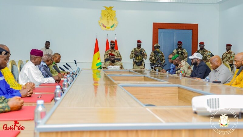 Image de Politique. Une délégation du Conseil national pour la sauvegarde de la patrie (CNSP) du Niger, dirigée par le général de Brigade Moussa Salaou Barmou, s'est rendue en Guinée pour discuter avec le colonel Mamadi Doumbouya, le président de la transition. Cette démarche intervient après des visites similaires à Bamako et Ouagadougou. L'objectif est de remercier la Guinée pour son soutien au Niger et au CNSP suite aux événements du 26 juillet. Le message de la délégation nigérienne, porté par le Général Abdourahamane Tchiani, souligne l'importance de la solidarité entre les peuples guinéen et nigérien. Le Président de la transition guinéenne a martelé que : « pour ce qui concerne la République de Guinée, nous sommes panafricains. Quand nos peuples ont des problèmes, nous sommes toujours présents, on sera toujours là et c’est ce qui a été le cas pour nos frères du Burkina, du Mali, du Niger. Pour nous, il n’y a que nous qui pouvons trouver des solutions à nos problèmes. Notre position, elle, est claire, c’est vraiment faire face aux problèmes de nos peuples qui est, pour nous, très important. » Les gestes de solidarité entre les pays de la région sont-ils une étape vers des solutions locales pour les défis africains ?