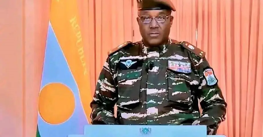 Image de Politique. Après avoir initialement fermé la porte à la discussion avec la CEDEAO, les militaires au pouvoir au Niger ont choisi d'explorer des options diplomatiques. Cette décision découle d'une rencontre entre le chef de l'État nigérien et une délégation influente de dignitaires religieux islamiques nigérians. Suite à ces discussions, la junte a décidé de laisser une ouverture pour la diplomatie avec la CEDEAO. Est-ce le début d'un dialogue constructif entre les parties pour résoudre la crise politique au Niger ?