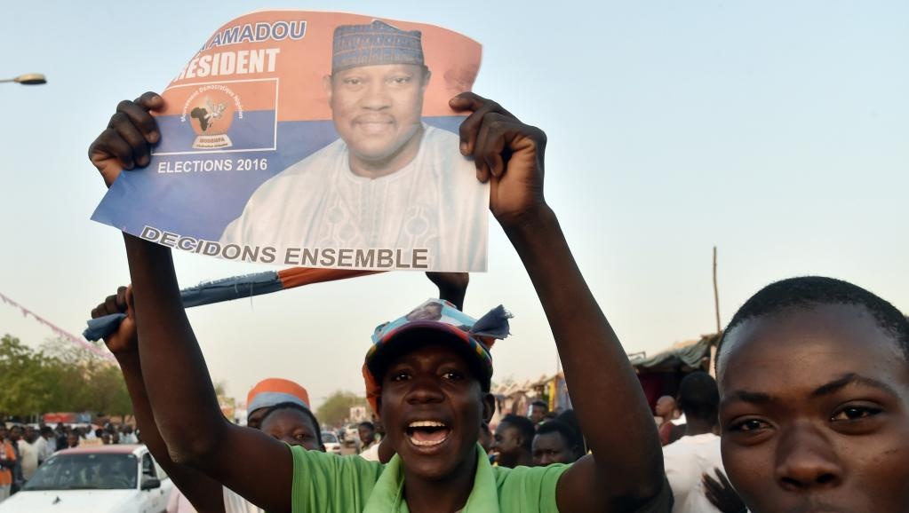 Image de Politique. Le second tour de l’élection présidentielle opposant le président sortant, Issoufou Mahamadou et Hama Amadou, actuellement en prison, est prévu pour le 20 mars prochain. Cependant, un événement vient remettre le processus en cause. En effet l’opposition, voyant que leur leader est toujours détenu et cela avec, selon l’opposition, la complicité du président sortant, appelle toute la population au boycott du scrutin tant que leur leader ne serait pas libéré afin qu’il puisse participer librement au scrutin et le préparer comme il se doit. A quelques jours de la date prévue, nous ne savons pas si oui ou non le scrutin pourra toujours se tenir. Le mieux à faire est d’attendre de voir tout en espérant que la stabilité du pays ne sera pas perturbée.