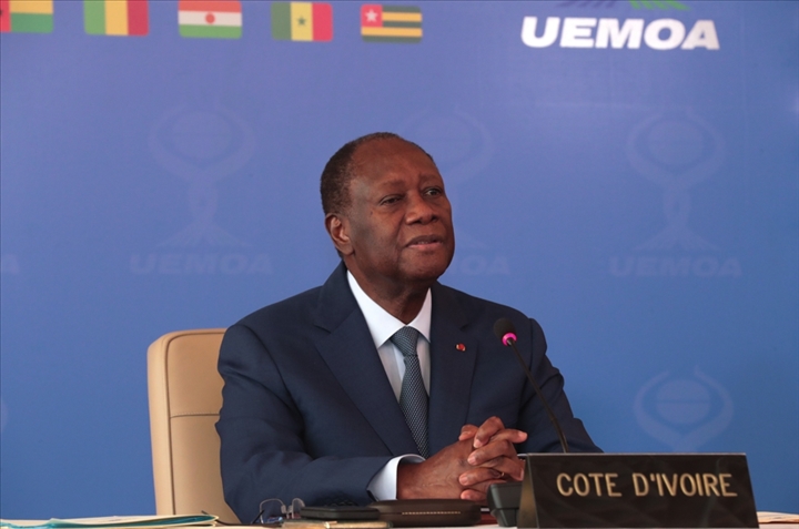 Image de Politique. Le Conseil national pour la sauvegarde de la patrie (CNSP) a décidé de rappeler l'ambassadeur du Niger en poste à Abidjan, en réponse aux propos "exagérément menaçants" d'Alassane Ouattara, Président de la République de Côte d'Ivoire, concernant les mesures et sanctions contre le Niger. La junte a déclaré que ces paroles étaient une "apologie de l'action armée contre le Niger". Le colonel-major Amadou Abdourahamane, porte-parole de la CNSP, a critiqué la position d'Ouattar en affirmant que ses paroles reflétaient des intérêts extérieurs et étaient en contradiction avec la volonté du peuple ivoirien frère. Les tensions entre les deux pays pourraient entraîner un bras de fer diplomatique. Quelle est votre analyse de la situation ?