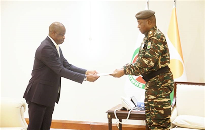 Image de Affaires Etrangères. Le ministre des Affaires Étrangères du Gabon, M. Hermann Immongault, a été reçu mercredi après-midi au palais présidentiel de Niamey. Ce geste témoigne de la reconnaissance du Conseil National pour la Sauvegarde de la Patrie (CNSP) au Niger. Ainsi, l'arrivée de M. Immongault, porteur d'un message du président gabonais Ali Bongo Ondimba, président en exercice de la CEEAC, montre l'importance croissante du CNSP au-delà des frontières nationales. A la fin de la rencontre, aucune déclaration officielle n'a été faite. Que pensez-vous de cette rencontre diplomatique ?