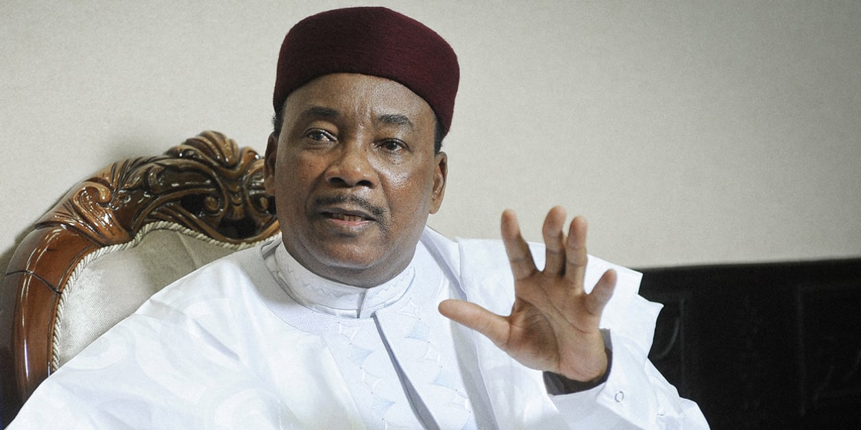 Image de Politique. Il a fallu attendre trois semaines après le coup d'État au Niger pour voir l'ancien président Mahamadou Issoufou briser le silence et partager ses perspectives. C'est dans un entretien exclusif avec Jeune Afrique le 17 août qu'il s'est exprimé. Que pensez-vous de sa réaction ? Le lien de la vidéo :