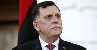 Image de Politique. Pour relancer la vie sociale et politique en Libye, un nouveau gouvernement d’union nationale a décidé d’être formé et Fayez El Sarraj est l’homme qui a été choisi à la tête de ce gouvernement. Alors que le nouveau chef de gouvernement rentre au pays pour faire face à ses nouvelles fonctions, il est sommé de quitter le territoire libyen par deux autres gouvernements déjà sur terrain qui refuse de participer à ce nouveau gouvernement. En effet, depuis la chute de Khadafi , le pays compte deux gouvernements qui se disent chacun le gouvernement du peuple libyen. L’un siège à tripoli et l’autre à Tobrouk. L’arrivée de Fayez marque la naissance d’un troisième gouvernement pour un même pays. Lequel de ces gouvernements est-il légitime ? Je pense que seul le peuple libyen devrait choisi d’entre ces trois gouvernements par le biais d’un vote.